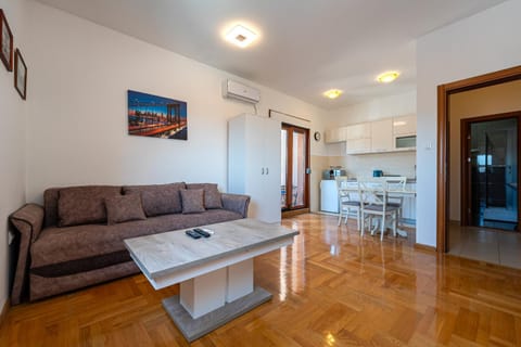 Kitchen or kitchenette, Living room, Seating area, Dining area, air conditioner