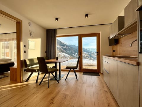 Natural landscape, Kitchen or kitchenette, Dining area, Mountain view