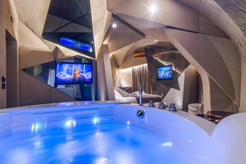 Hot Tub, TV and multimedia, Bedroom