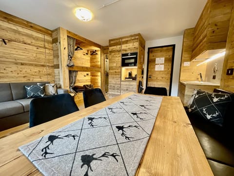 Coffee/tea facilities, Kitchen or kitchenette, Living room, Photo of the whole room, Dining area, minibar, pet friendly, wardrobe, kitchen