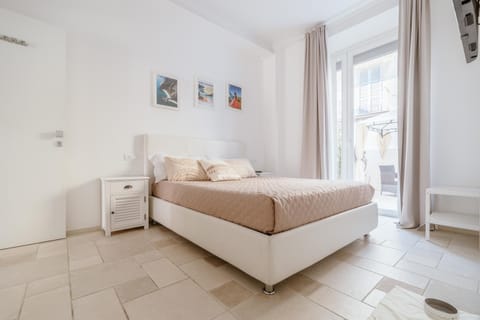 Bed, Photo of the whole room, Animals, Bedroom, Pets, furniture