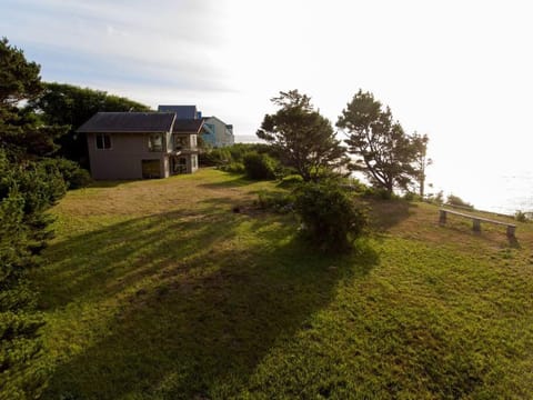 Panoramic Promontory: Bay View Beach House House in Waldport