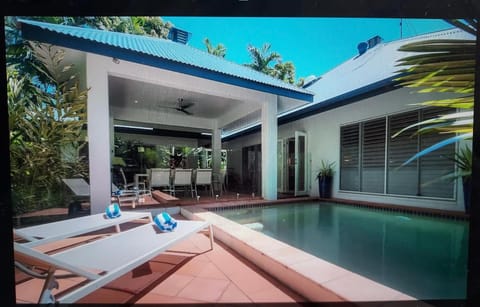 Property building, Patio, Day, Pool view, Swimming pool, sunbed