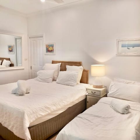 Bed, Bedroom, towels