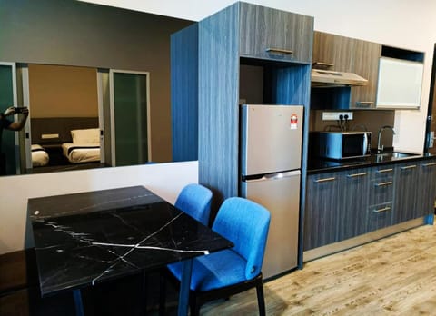 Kitchen or kitchenette, Dining area