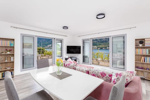 Communal lounge/ TV room, TV and multimedia, Living room, Seating area, Evening entertainment