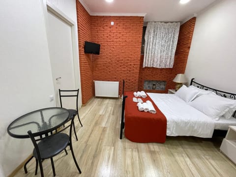 Bed, TV and multimedia, Photo of the whole room, Bedroom, hair dresser, towels