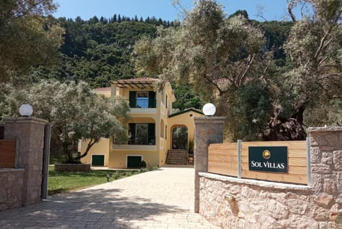 Property building, Facade/entrance, Natural landscape, internet