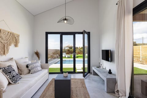 TV and multimedia, Living room, Pool view