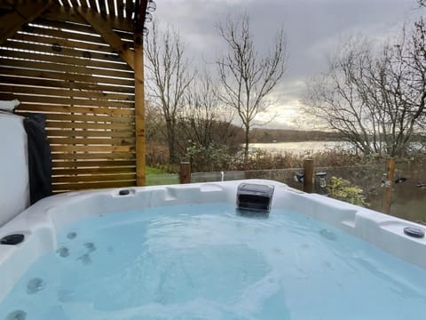 Natural landscape, Hot Tub, Balcony/Terrace, Lake view