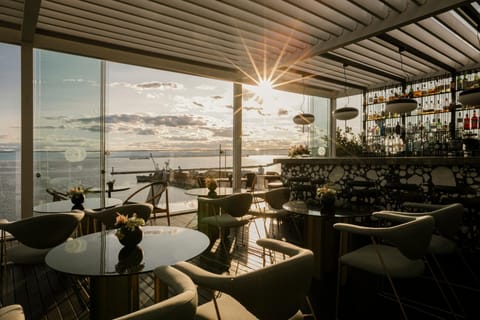 Restaurant/places to eat, Lounge or bar