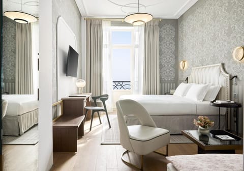 Photo of the whole room, Sea view