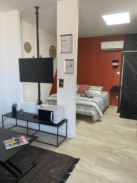 Bed, TV and multimedia, Seating area, minibar, air conditioner