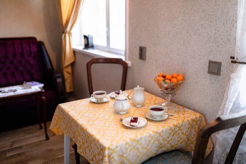 Coffee/tea facilities, Living room, Seating area, Dining area