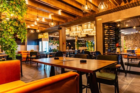 Restaurant/places to eat, Lounge or bar