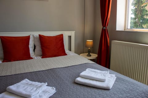 Bed, Bedroom, towels
