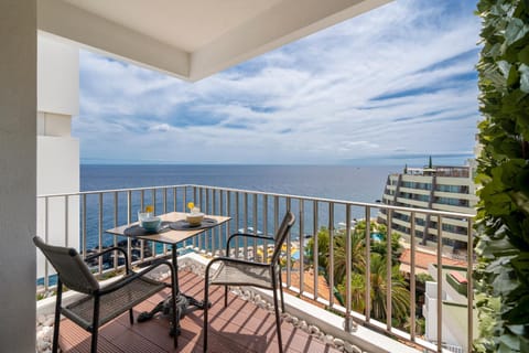 View (from property/room), Balcony/Terrace, Dining area, Sea view