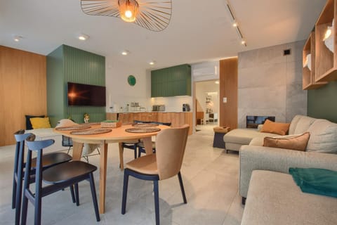 Kitchen or kitchenette, Living room, Seating area, Dining area