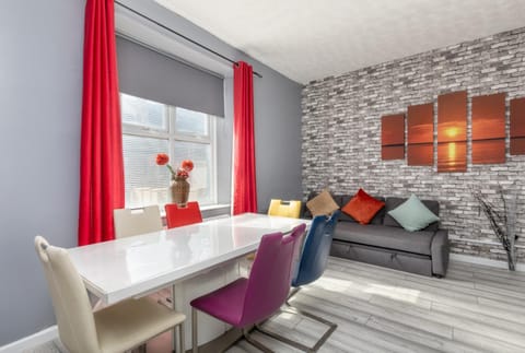 Newcastle City centre super spacious town house free parking and Wi-Fi Apartment in Newcastle upon Tyne