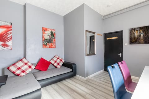 Newcastle City centre super spacious town house free parking and Wi-Fi Apartment in Newcastle upon Tyne