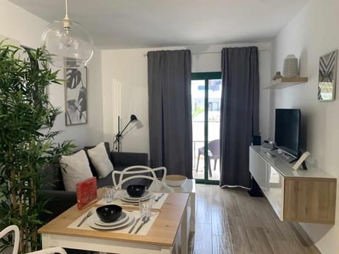 Communal lounge/ TV room, TV and multimedia, Living room, Seating area, Dining area