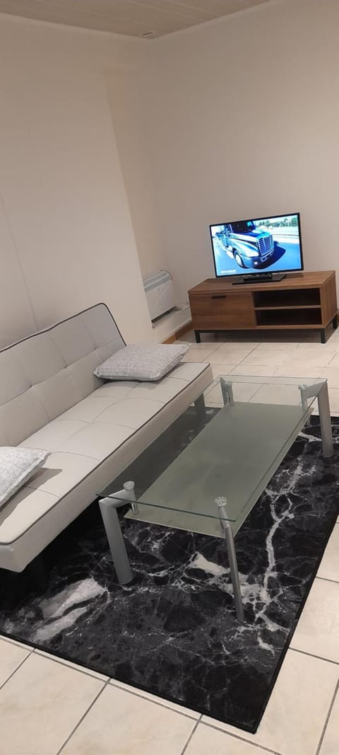 Communal lounge/ TV room, Living room, Seating area, Evening entertainment