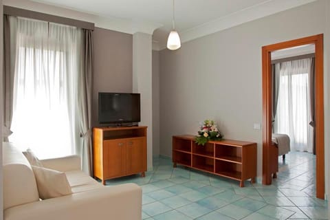 Communal lounge/ TV room, TV and multimedia, Living room, Seating area