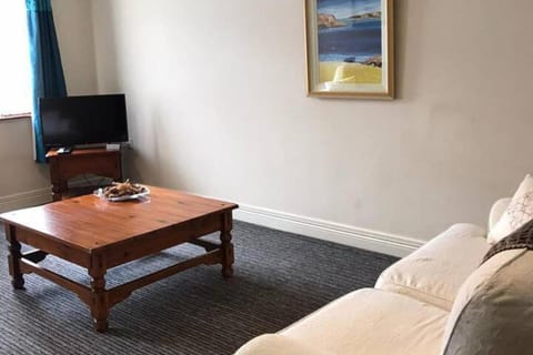 Central 2-Bed Apt Sleeps 5 above Great Derry Pub Apartment in Londonderry