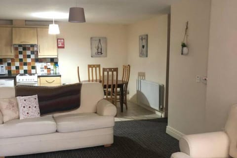 Central 2-Bed Apt Sleeps 5 above Great Derry Pub Apartment in Londonderry