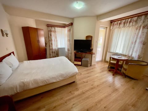 Bed, TV and multimedia, Living room, Seating area, Bedroom