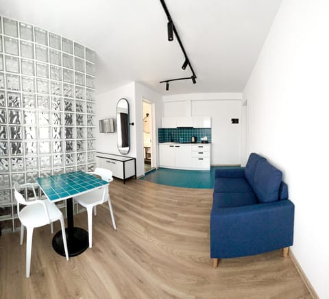 Kitchen or kitchenette, Living room, Seating area, Dining area