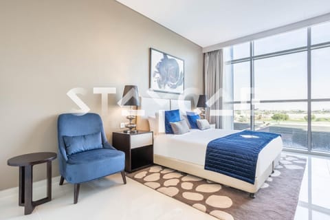 Bed, Living room, Photo of the whole room, Seating area, Bedroom