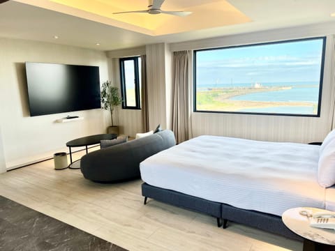 Bed, Natural landscape, TV and multimedia, Bedroom