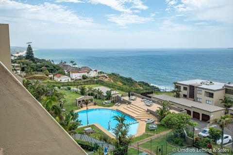 Property building, Bird's eye view, Swimming pool