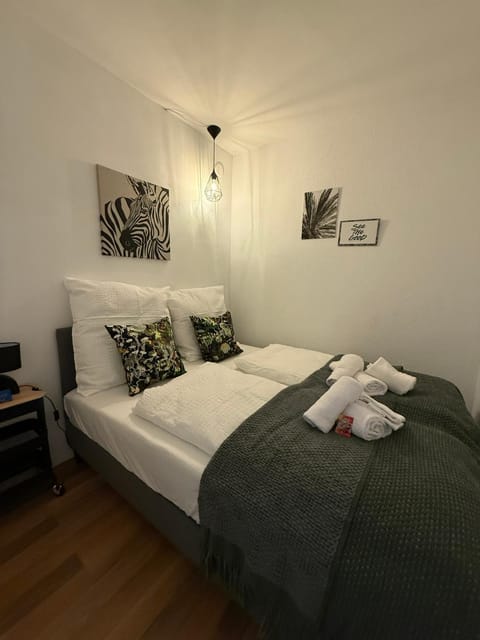 Bed, Photo of the whole room, Bedroom, towels