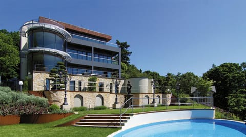 Property building, Garden, Garden, Balcony/Terrace, Balcony/Terrace, Swimming pool