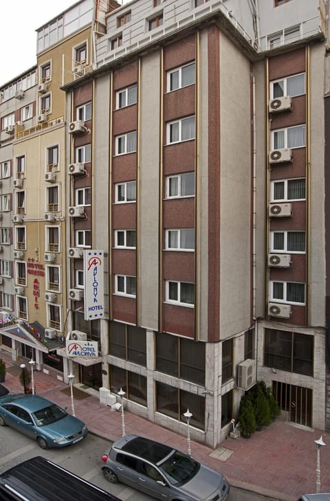 Facade/entrance