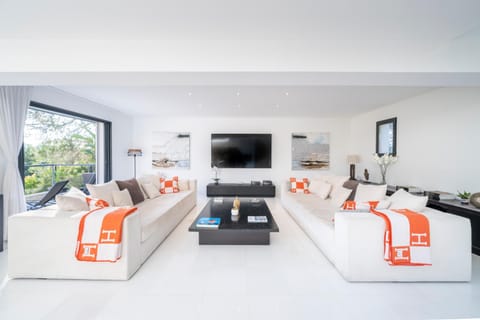 9m of center, Cannes high luxe Villa Mila 6bdrooms heated pool Sauna cinema fitness Villa in Mougins