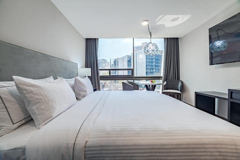 Bed, TV and multimedia, Photo of the whole room, Bedroom