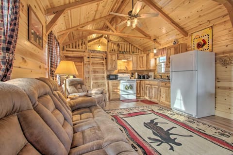 Cozy Augusta Cabin with Grill - Walk to Main St Cabin in Idaho