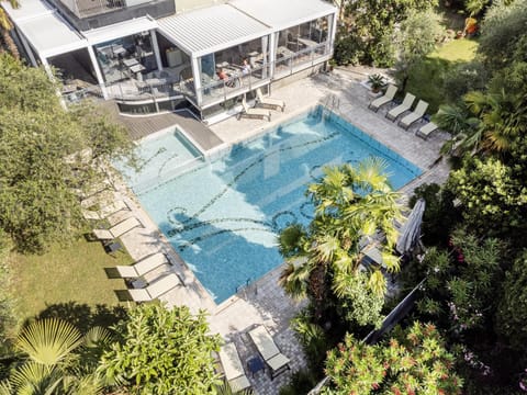 Property building, Garden, Garden view, Pool view, Swimming pool, sunbed