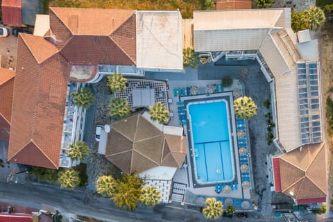 Property building, Day, Neighbourhood, Bird's eye view, Pool view, Swimming pool, Location, sunbed