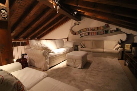 Bed, Living room, Photo of the whole room, Seating area