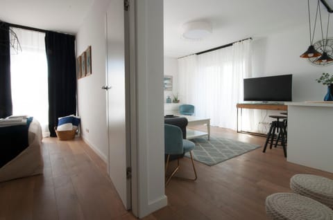 TV and multimedia, Kitchen or kitchenette, Photo of the whole room, Seating area, Dining area, Evening entertainment, Bedroom