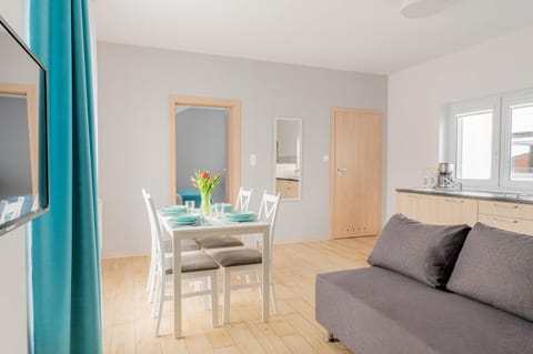 Kitchen or kitchenette, Seating area, Dining area