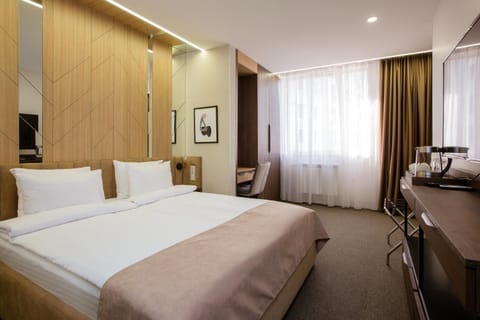 Bed, TV and multimedia, Coffee/tea facilities, Photo of the whole room, Bedroom, Inner courtyard view