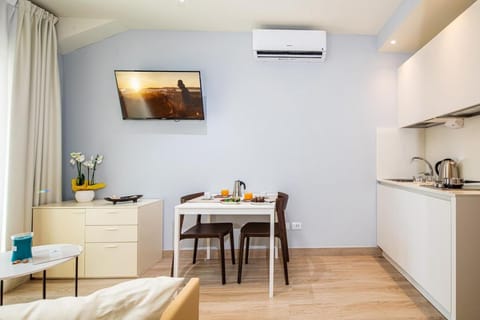 TV and multimedia, Kitchen or kitchenette, Dining area, Breakfast