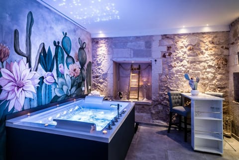 Hot Tub, Photo of the whole room