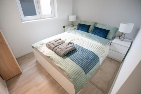Bed, Other, Photo of the whole room, Bedroom, towels