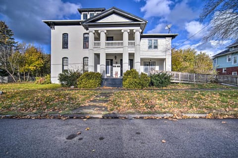 Historic Family Home 2 Mi to Lake Erie and Zoo! House in Erie